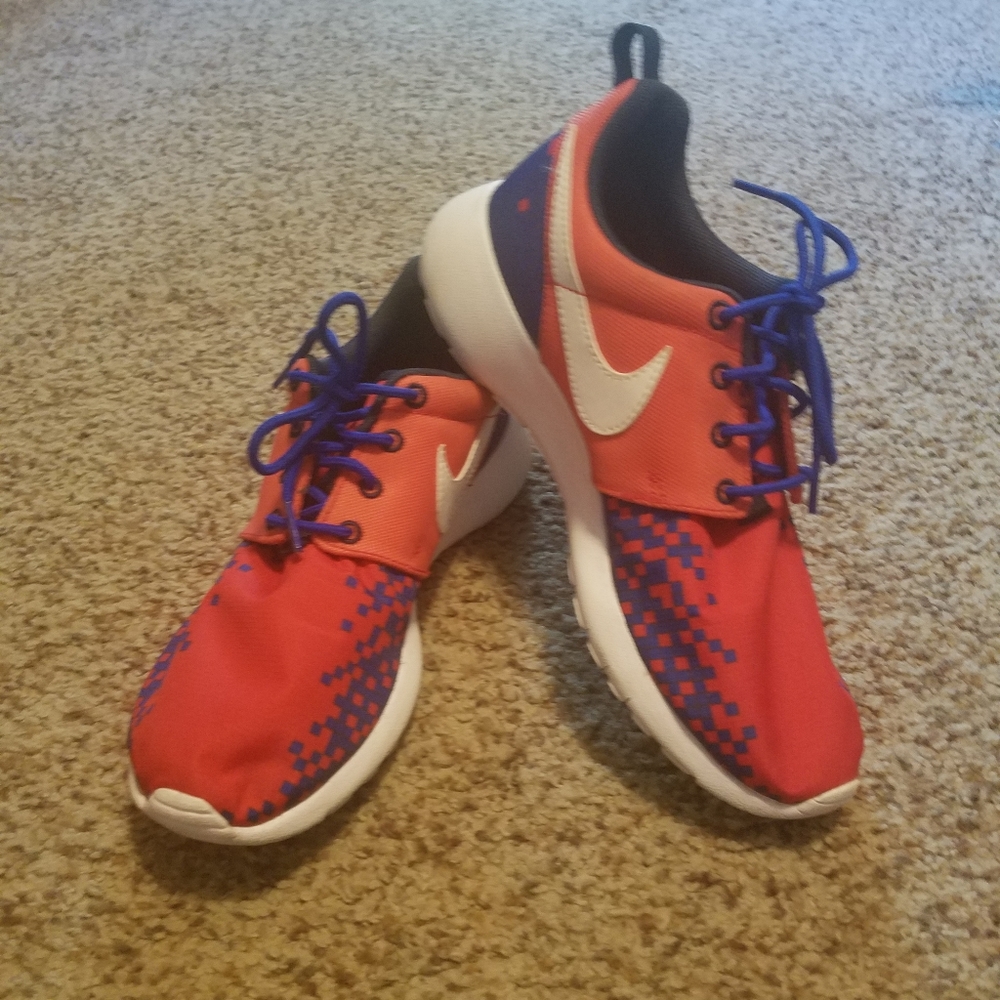 Nike Tennis Shoes Size 6 Youth